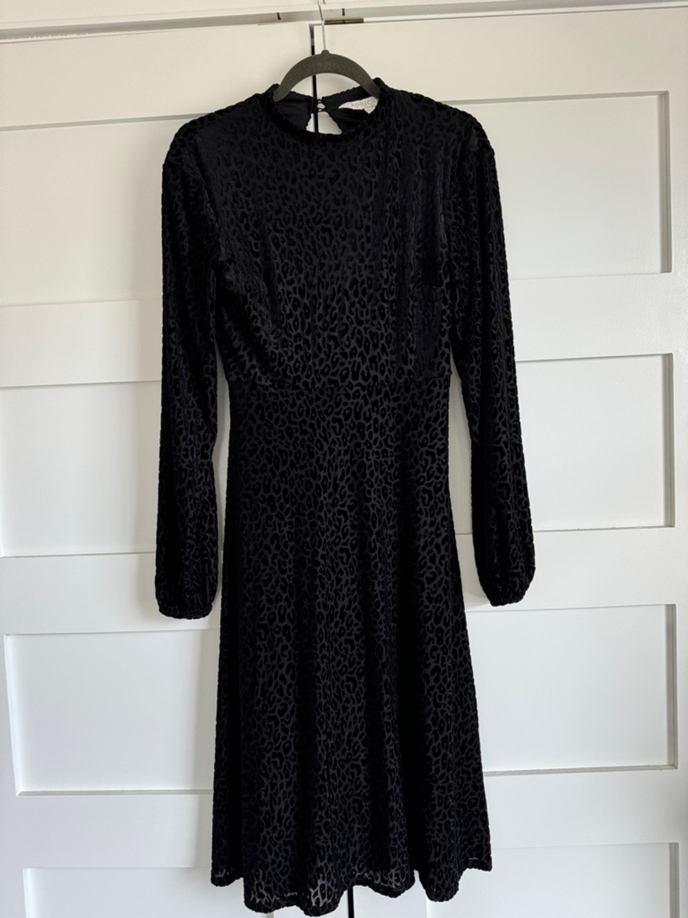 APRICOT Black Long-Sleeve Velvet Leopard Print Midi Dress